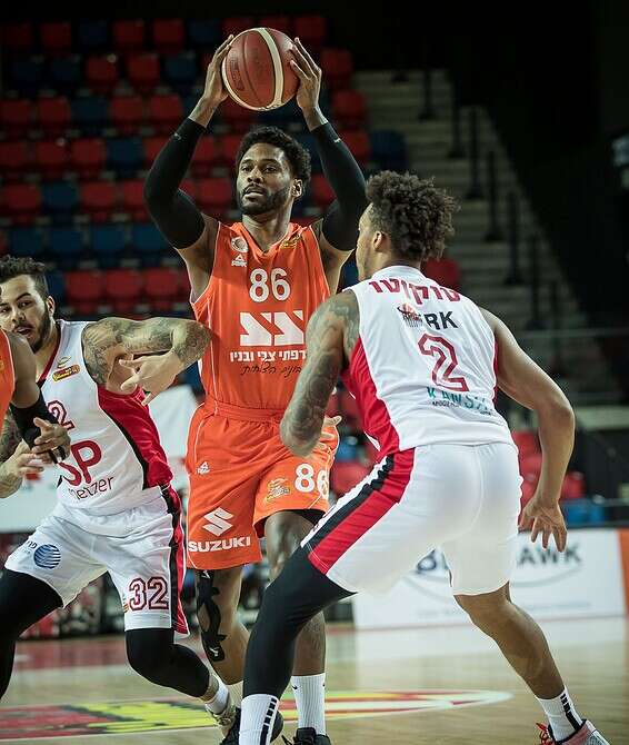 מונרו עם הכדור. משחק גדול // צילום: עודד קרני